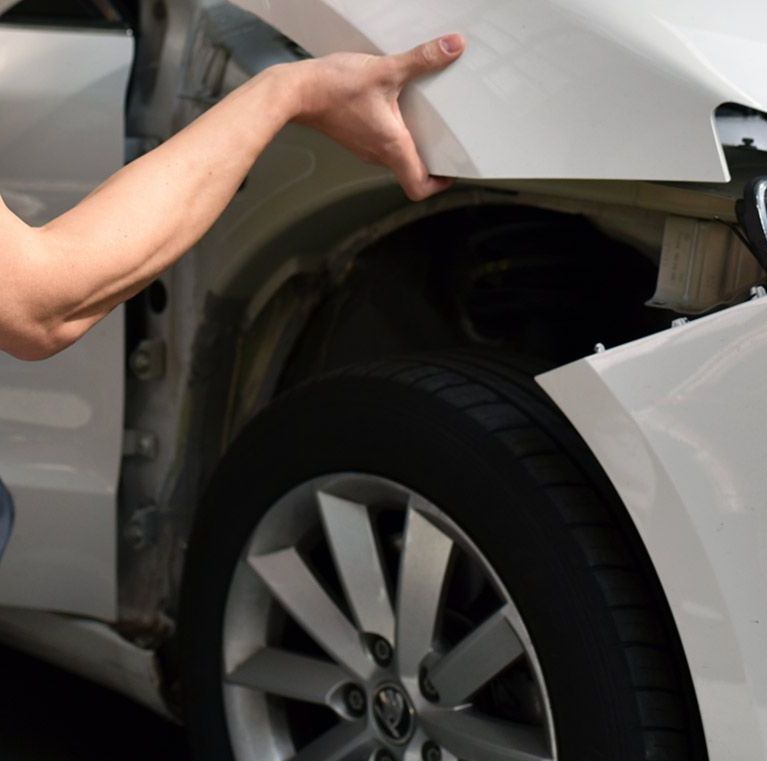 Débosselage carrosserie à Cannes, débosseleur Le Cannet